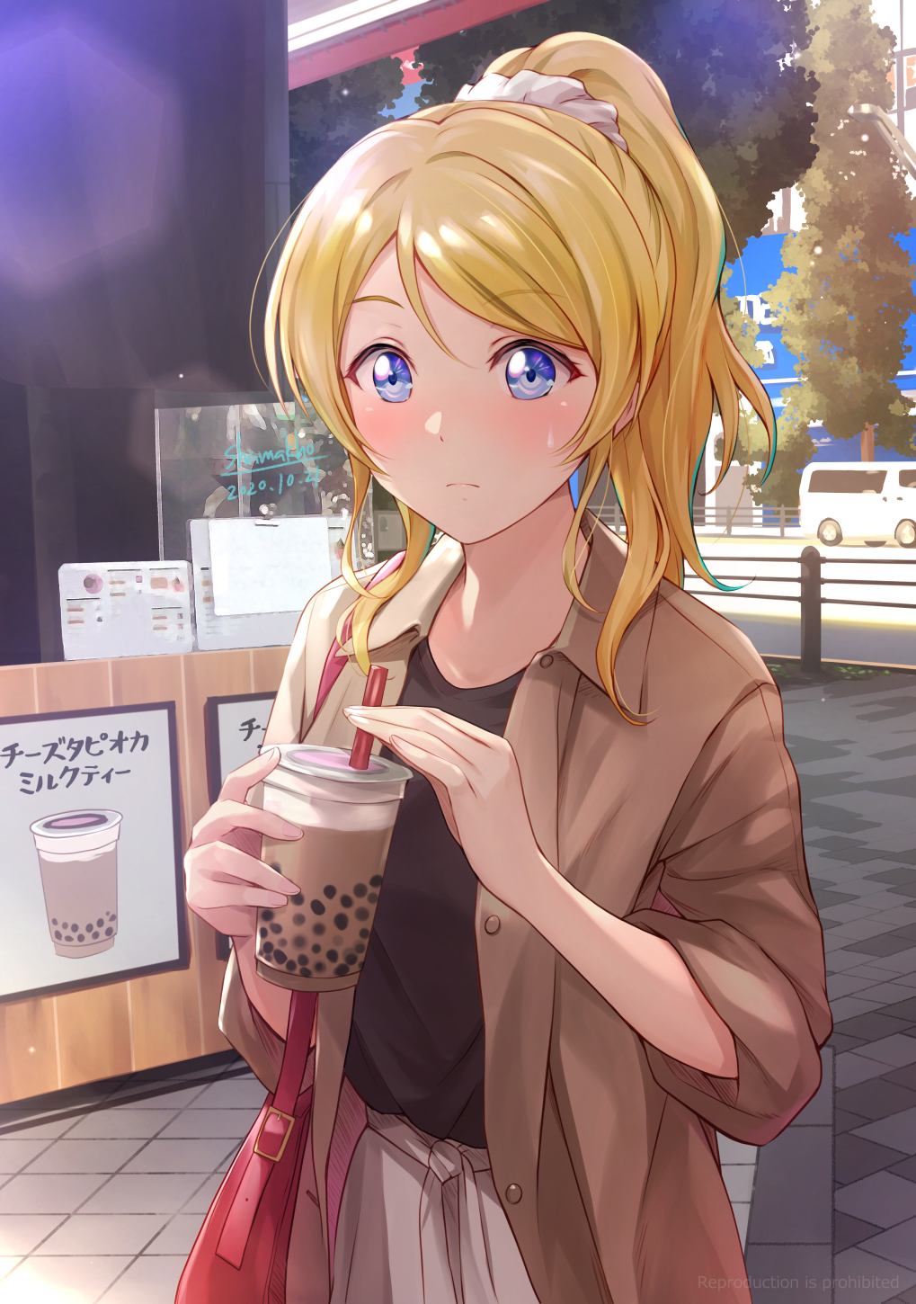 1girl, ascii_media_works, ayase_eli, bag, black_shirt, blonde_hair, blue_eyes, blush