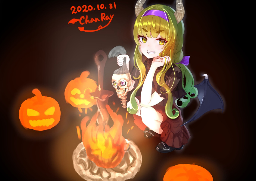 1girl, black_footwear, bonfire_(dark_souls), bow, chanraykotomine, commentary_request, dark_souls, dated, dress, eyebrows_visible_through_hair, fire, green_eyes, green_hair, hair_bow, halloween, headband, highres, holding, holding_skull, horns, jack-o'-lantern, long_hair, looking_at_viewer, original, osanai_(shashaki), planted_sword, planted_weapon, pumpkin, shoe_bow, shoes, sidelocks, signature, skull, smile, souls_(from_software), squatting, sword, weapon, wings