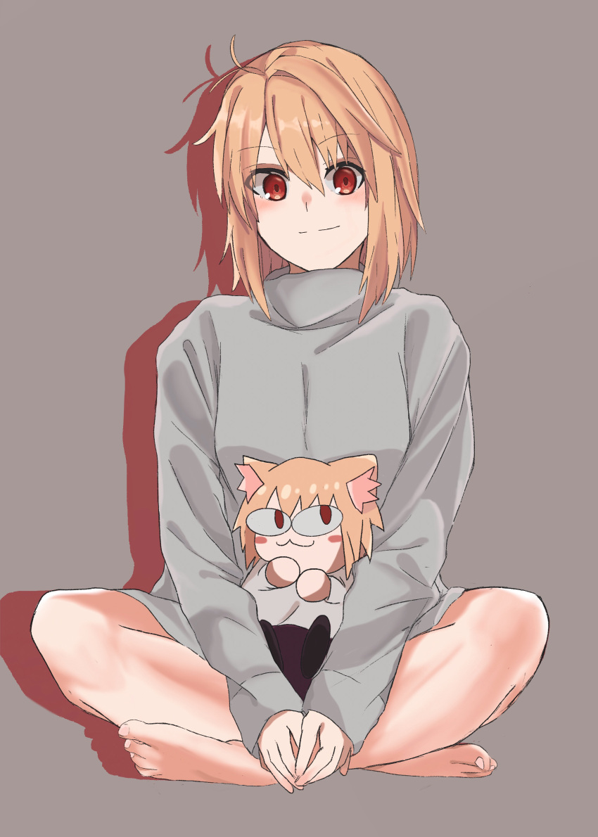 1girl, :3, absurdres, animal_ear_fluff, arcueid_brunestud, barefoot, blonde_hair, blush, blush_stickers, grey_background, grey_sweater, hair_between_eyes, highres, indian_style, looking_at_viewer, nekoarc, pikaremon, red_eyes, short_hair, sitting, smile, solo, sweater, tsukihime