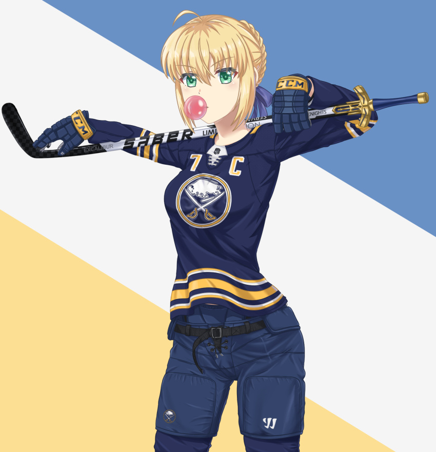 1girl, adapted_weapon, ahoge, arms_up, artoria_pendragon_(all), belt, blonde_hair, blue_gloves, blue_ribbon, blue_shirt, breasts, buffalo_sabres, character_name, cowboy_shot, exca, fate/stay_night, fate_(series), gardavwar, gloves, gold_trim, green_eyes, hair_ribbon, highres, hockey_gloves, hockey_stick, hockey_sweater, hockeyy_jersey, jersey, logo, looking_at_viewer, medium_breasts, namesake, padded_gloves, padded_pants, ribbon, saber, shirt, sidelocks, simple_background, solo, striped, striped_background, untucked_shirt, weapon_across_shoulders