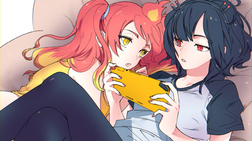 2girls, bangs, black_hair, black_headband, blonde_hair, crossed_legs, dip-dyed_hair, fang