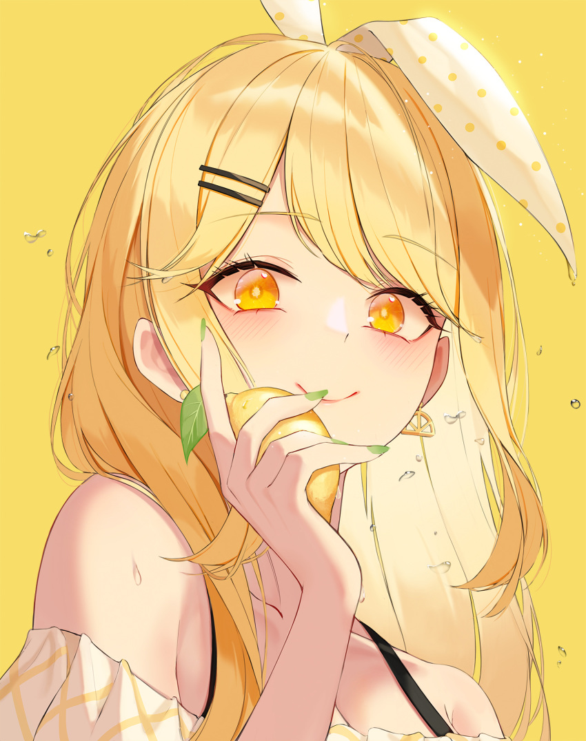 1girl, bangs, bare_shoulders, blonde_hair, blush, bow, bright_pupils, closed_mouth, collarbone, daimi_94, earrings, eyebrows_visible_through_hair, food, food_themed_earrings, fruit, green_nails, hair_bow, hair_ornament, hairpin, highres, holding, holding_food, holding_fruit, jewelry, lemon, lemon_earrings, long_hair, looking_at_viewer, nail_polish, off-shoulder_shirt, off_shoulder, original, polka_dot, shirt, simple_background, smile, solo, swept_bangs, symbol_commentary, upper_body, yellow_background, yellow_eyes