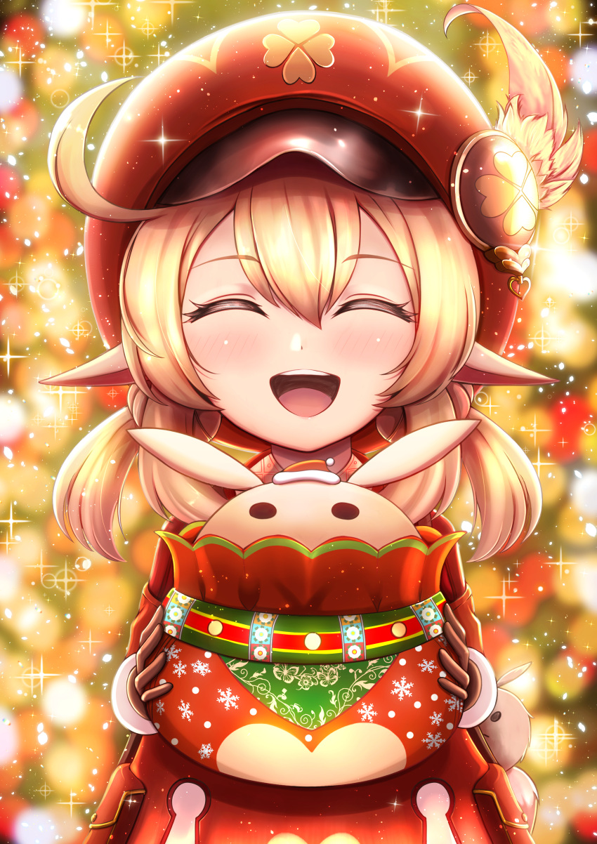 1girl, absurdres, ahoge, aura, bangs, blonde_hair, blurry, blurry_background, blush, christmas, christmas_lights, closed_eyes, dead_angels, dress, genshin_impact, gloves, hair_between_eyes, hat, hat_feather, highres, holding, klee_(genshin_impact), looking_at_viewer, open_mouth, pointy_ears, red_dress, red_headwear, santa_hat, shiny, smile, snowflakes, star_(symbol)