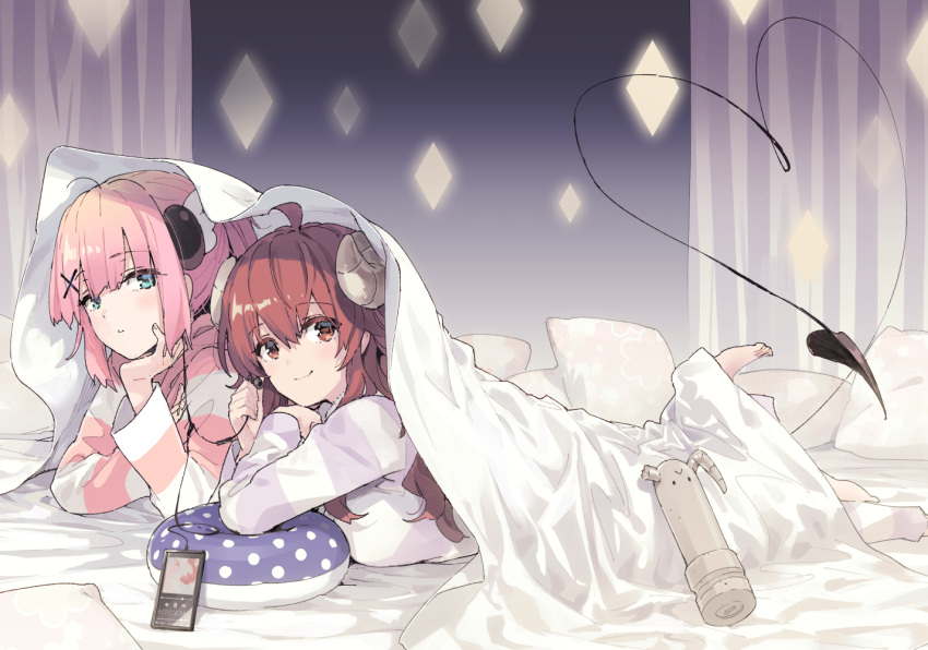 2girls, chiyoda_momo, earphones, hair_ornament, lilith_(machikado_mazoku), machikado_mazoku, minakata_sunao, multiple_girls