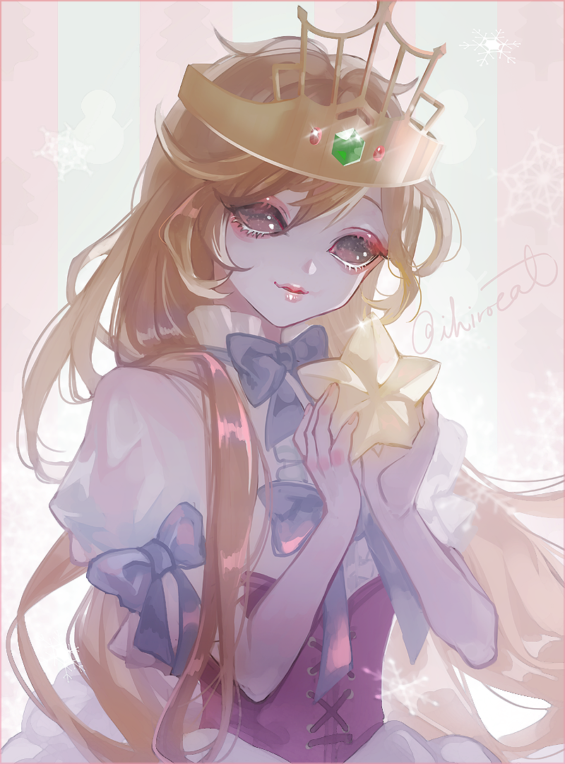 1girl, black_eyes, blonde_hair, blue_bow, bow, corset, crown, dress, eyeshadow, galatea_(identity_v), identity_v, ihirocat, lipstick, long_hair, makeup, official_alternate_costume, puffy_short_sleeves, puffy_sleeves, red_eyeshadow, red_lipstick, short_sleeves, signature, simple_background, smile, snowflakes, solo, sparkle, star_(symbol), striped, striped_background, twitter_username, white_dress
