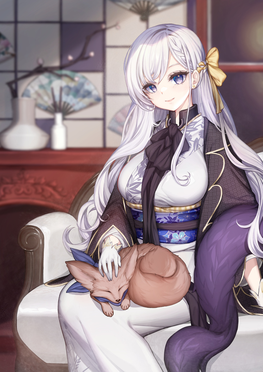 1girl, azur_lane, belfast_(azur_lane), belfast_(gorgeous_fans)_(azur_lane), blue_sash, bow, breasts, brown_ribbon, chair, fan, feather_boa, fennec_fox, floral_print, folding_fan, fox, gloves, hair_behind_ear, hair_ribbon, highres, indoors, japanese_clothes, kimono, large_breasts, light_purple_hair, long_hair, looking_at_viewer, official_alternate_costume, ribbon, sash, sitting, solo, violet_eyes, white_gloves, white_kimono, yellow_bow, yoruri