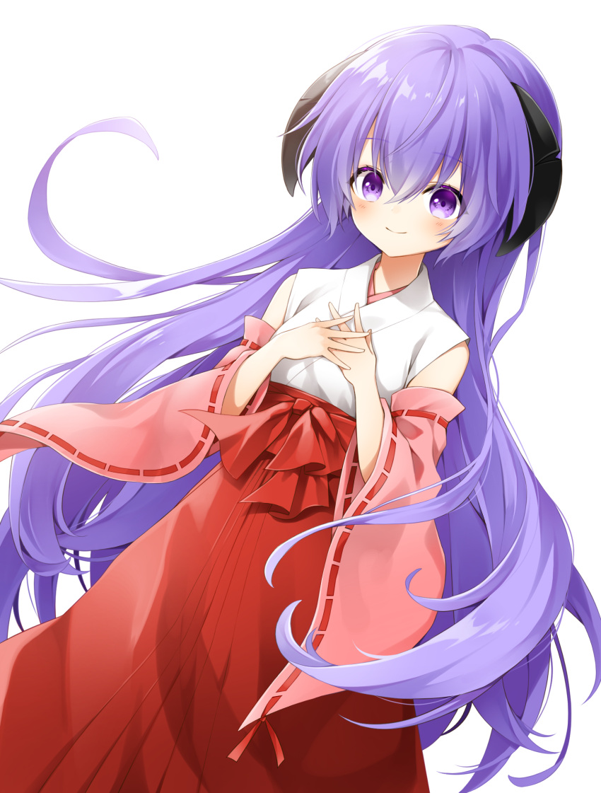 1girl, bangs, bare_shoulders, blush, bow, breasts, closed_mouth, commentary, curled_horns, detached_sleeves, eyebrows_visible_through_hair, floating_hair, hair_between_eyes, hakama, hands_on_own_chest, hands_together, hands_up, hanyuu, highres, higurashi_no_naku_koro_ni, horns, japanese_clothes, kimono, long_hair, long_sleeves, looking_at_viewer, miko, nekonoyuto, pink_sleeves, purple_hair, red_bow, red_hakama, ribbon-trimmed_sleeves, ribbon_trim, shiny, shiny_hair, simple_background, smile, solo, very_long_hair, violet_eyes, white_background, white_kimono, wide_sleeves