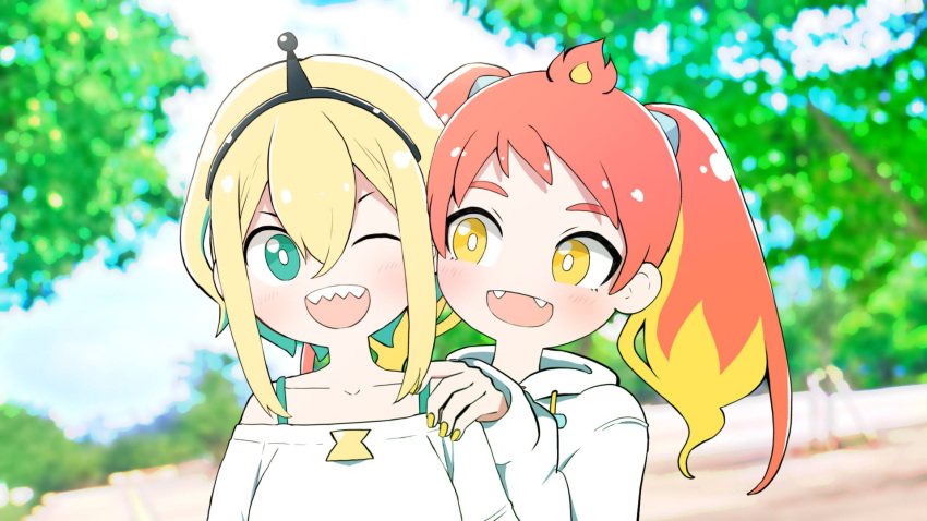 2girls, amano_pikamee, antennae, aqua_eyes, bare_shoulders, blonde_hair, blurry, blurry_background