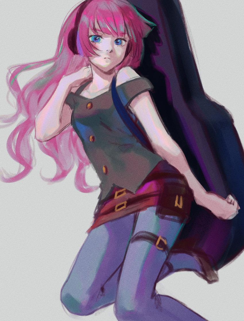 1girl, black_shirt, blue_legwear, chorin_(yl), collarbone, commentary_request, floating_hair, grey_background