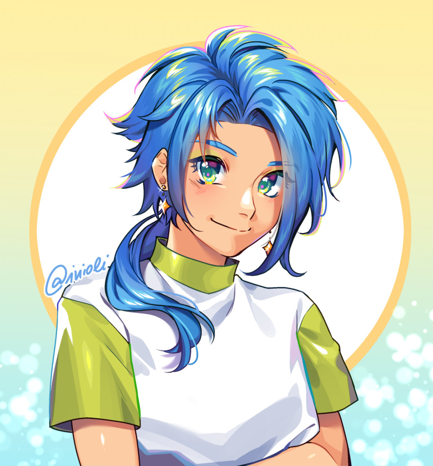 1boy, androgynous, artist_name, bangs, blue-haired_boy_(how_to_draw_manga), blue_hair, blush, closed_mouth, commentary, crossed_arms, earrings, english_commentary, eyebrows_visible_through_hair, forehead, glint, gradient, gradient_background, green_eyes, green_sleeves, hair_intakes, happy, highres, how_to_draw_manga, inioli, jewelry, light_blush, long_hair, looking_at_viewer, male_focus, ponytail, raglan_sleeves, shiny, shiny_hair, shiny_skin, shirt, sidelocks, signature, smile, solo, tied_hair, twitter_username, upper_body, white_shirt