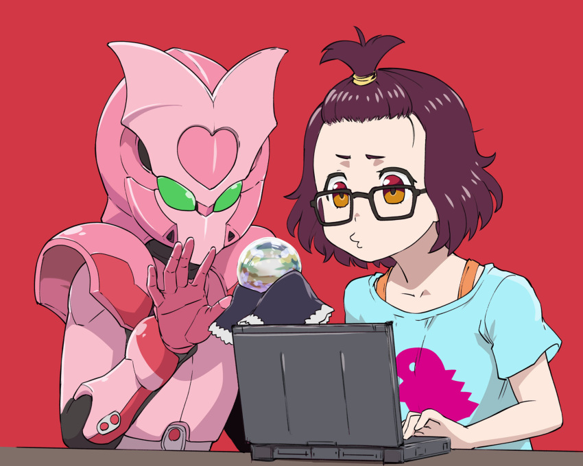 2girls, blue_shirt, brown_eyes, commentary_request, computer, crossover, godzilla:_singular_point, godzilla_(series), highres, kamino_mei, kamino_mei_(godzilla:_singular_point), kikai_sentai_zenkaiger, laptop, magine, mecha, miyamoto_yume, multiple_girls, print_shirt, puckered_lips, red_background, redhead, seiyuu_connection, shirt, short_hair, short_sleeves, simple_background, super_sentai, tokusatsu, ueyama_michirou