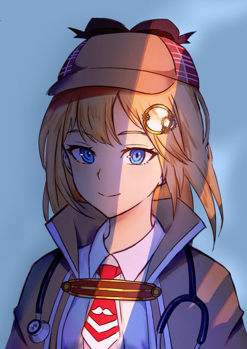 1girl, blonde_hair, blue_bag, blue_eyes, commentary, deerstalker, english_commentary, hair_ornament, hairclip, hat, highres, hololive, hololive_english, long_hair, looking_at_viewer, mini_necktie, monocle_hair_ornament, plpiromkul, red_neckwear, shadow, shirt, simple_background, smile, solo, stethoscope, upper_body, virtual_youtuber, watson_amelia, white_shirt, wing_collar