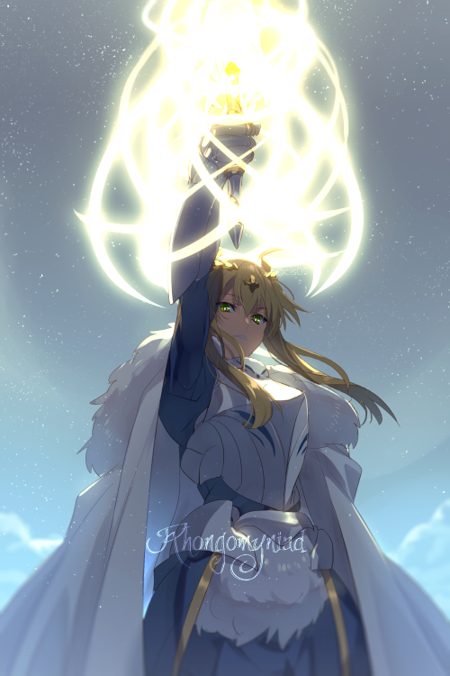 1girl, arm_up, armor, armored_dress, artoria_pendragon_(all), artoria_pendragon_(lancer)_(fate), blonde_hair, blue_dress, breastplate, cape, cis05, clouds, commentary_request, dress, english_text, eyebrows_visible_through_hair, fate/grand_order, fate_(series), floating_hair, fur-trimmed_cape, fur_trim, gauntlets, glowing, glowing_weapon, green_eyes, hair_between_eyes, hair_ornament, holding, holding_lance, holding_polearm, holding_spear, holding_weapon, knight, lance, light_particles, long_hair, long_sleeves, looking_at_viewer, outdoors, parted_lips, polearm, rhongomyniad_(fate), sidelocks, sky, solo, spear, teeth, twitter_username, weapon, white_cape
