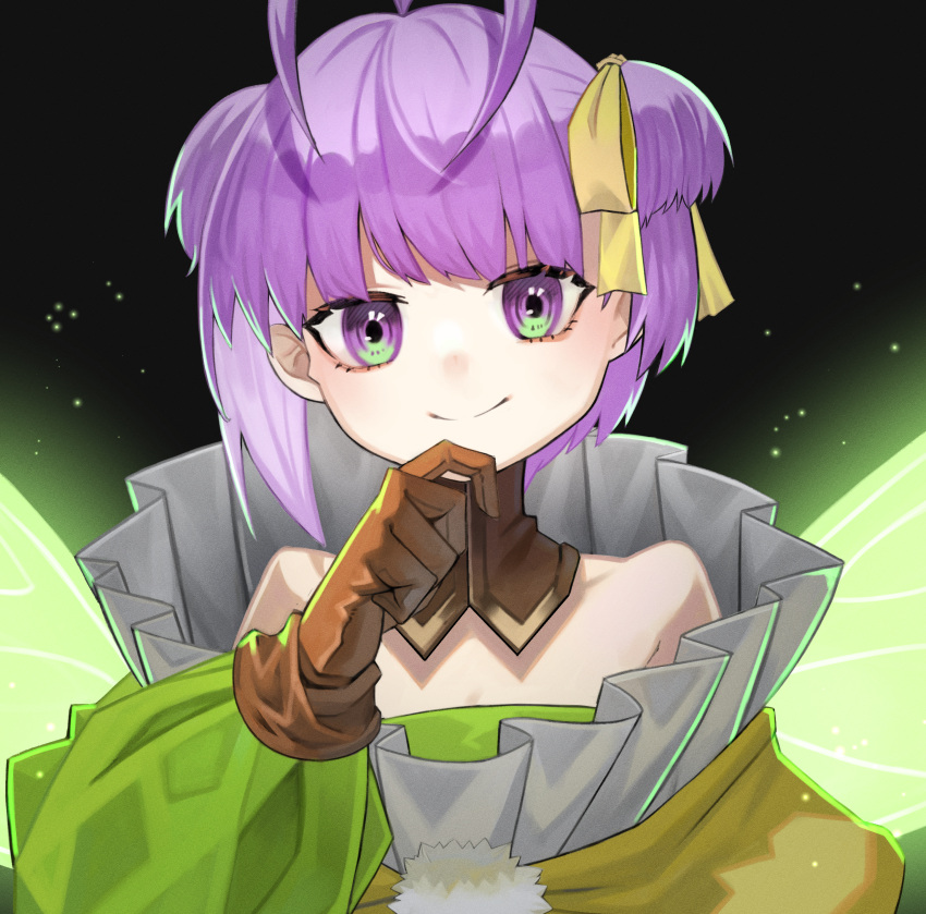 1girl, absurdres, antenna_hair, bare_shoulders, black_background, bow, brown_gloves, closed_mouth, coat, detached_collar, disconnected_mouth, fairy_wings, fate/extra, fate/extra_ccc, fate/extra_ccc_fox_tail, fate/grand_order, fate_(series), finger_to_own_chin, gloves, glowing, glowing_wings, green_coat, green_eyes, green_wings, hair_bow, highres, huge_filesize, kazuradrop_(fate), looking_at_viewer, multicolored, multicolored_eyes, pom_pom_(clothes), purple_hair, short_hair, short_twintails, simple_background, smile, solo, twintails, upper_body, violet_eyes, wings, yellow_bow, ziu