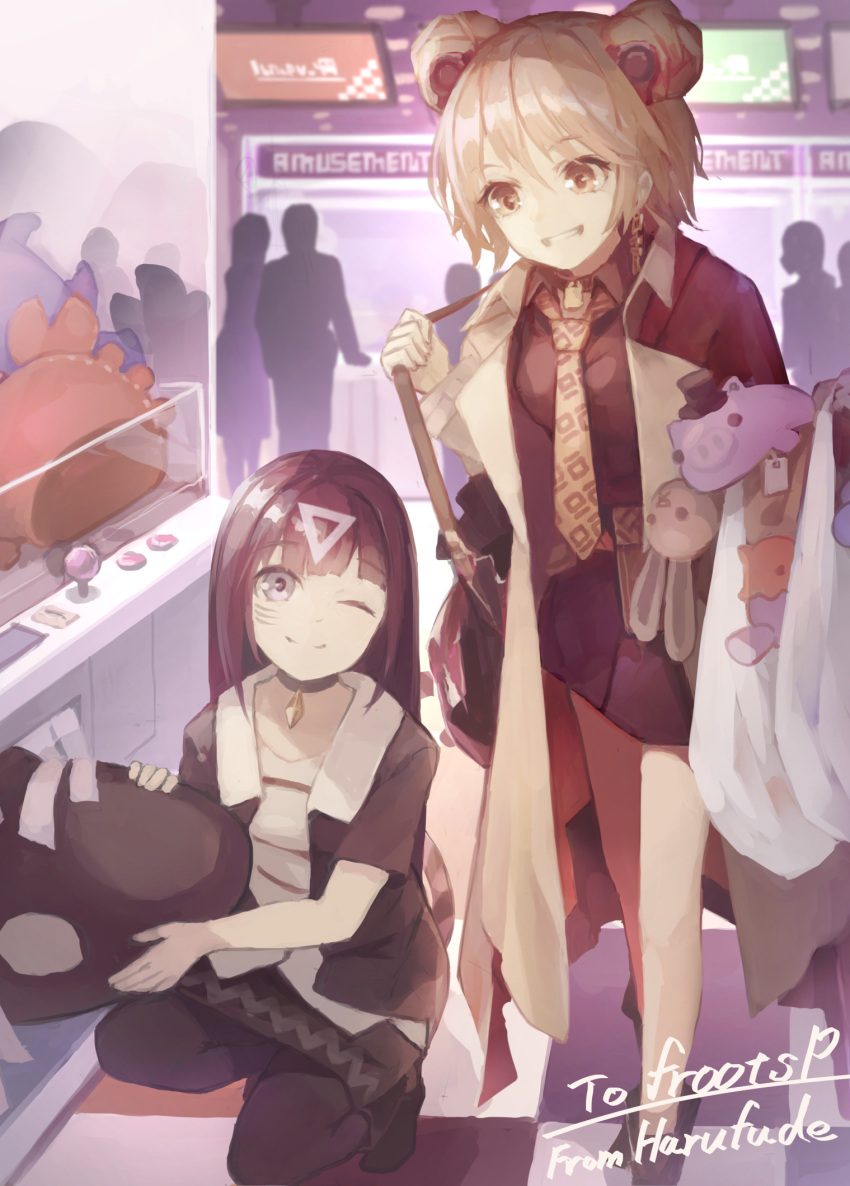 2girls, alternate_costume, amusement_park, arcade, bag, black_hair, brown_hair, choker