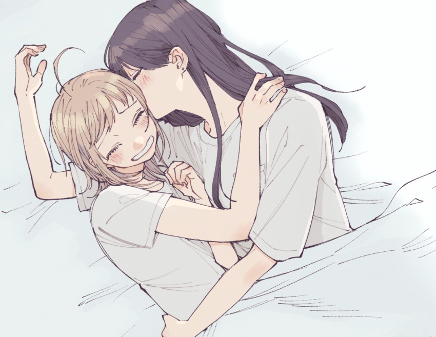 2dk_g_pen_mezamashidokei, 2girls, ahoge, black_hair, blanket, blonde_hair, blush, closed_eyes, fujimura_kaede, grin, highres, hug, kazuki_nanami, kiss, kissing_cheek, lying, multiple_girls, oosawa_yayoi, smile, yuri