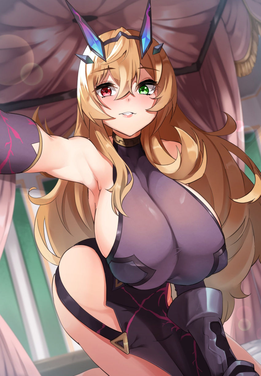 1girl, armpits, bangs, bare_shoulders, black_dress, blonde_hair, breasts, dress, fate/grand_order, fate_(series), gauntlets, gawain_(fairy_knight)_(fate), green_eyes, heterochromia, highres, horns, kneeling, large_breasts, leaning_forward, long_hair, looking_at_viewer, outstretched_arm, pelvic_curtain, red_eyes, sezoku, sideboob, single_gauntlet, thighs
