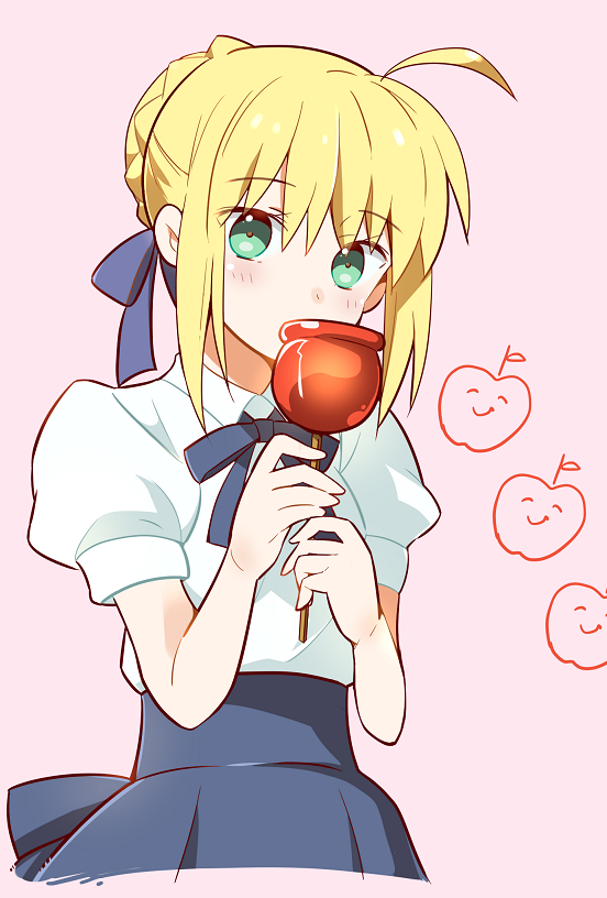 1girl, ?, ahoge, apple_print, artoria_pendragon_(all), bangs, blonde_hair, blue_ribbon, blush, braid, candy_apple, commentary_request, cropped_torso, dress, eyebrows_visible_through_hair, fate/stay_night, fate_(series), food, green_eyes, hair_ribbon, hands_up, holding, looking_at_viewer, neck_ribbon, pink_background, puffy_short_sleeves, puffy_sleeves, ribbon, saber, shiny, shiny_hair, shirt, shirt_tucked_in, short_sleeves, simple_background, skirt, solo, spoken_question_mark, tsuchiya_madose, white_shirt