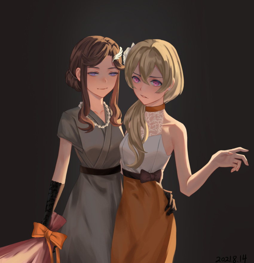 2girls, black_background, black_gloves, blonde_hair, bouquet, brown_hair, chinese_commentary, closed_mouth