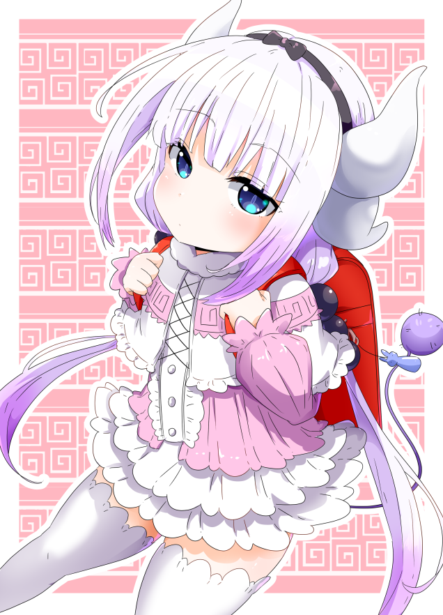 1girl, backpack, bag, bangs, blue_eyes, blunt_bangs, capelet, commentary_request, dragon_girl, dragon_horns, dragon_tail, eyebrows_visible_through_hair, eyes_visible_through_hair, frills, hair_bobbles, hair_ornament, hairband, horns, houshi, kanna_kamui, kobayashi-san_chi_no_maidragon, long_hair, long_sleeves, looking_at_viewer, low_twintails, randoseru, sidelocks, simple_background, solo, tail, thigh-highs, twintails, white_hair, white_legwear, zettai_ryouiki