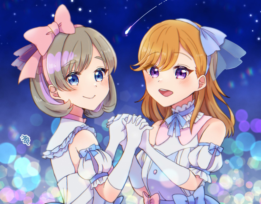 2girls, bangs, blue_eyes, commentary_request, elbow_gloves, eyebrows_visible_through_hair, gloves, grey_hair