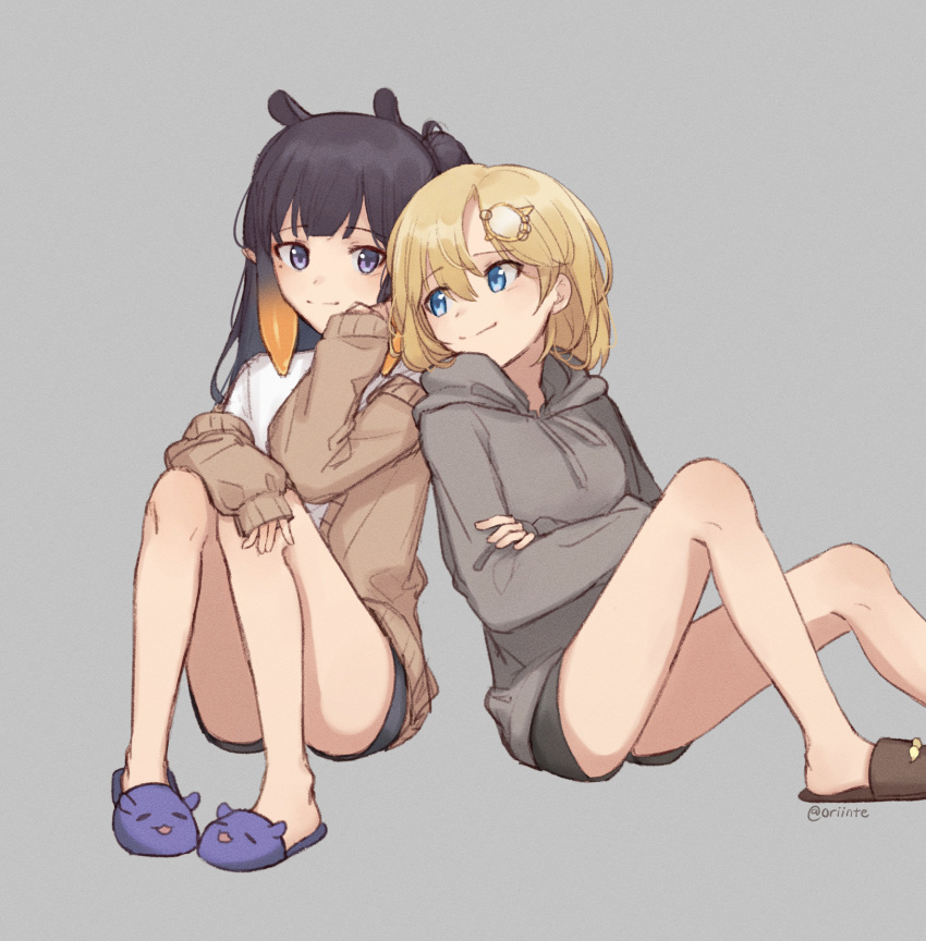 2girls, bangs, black_shorts, blue_eyes, breasts, brown_cardigan, cardigan, grey_background