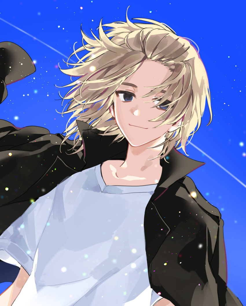 1boy, absurdres, black_eyes, black_jacket, blonde_hair, blue_background, closed_mouth, empty_eyes, forehead, highres, jacket, jacket_on_shoulders, light_particles, looking_at_viewer, male_focus, medium_hair, narugrm, sano_manjirou, shirt, short_sleeves, smile, solo, tokyo_revengers, upper_body, white_shirt