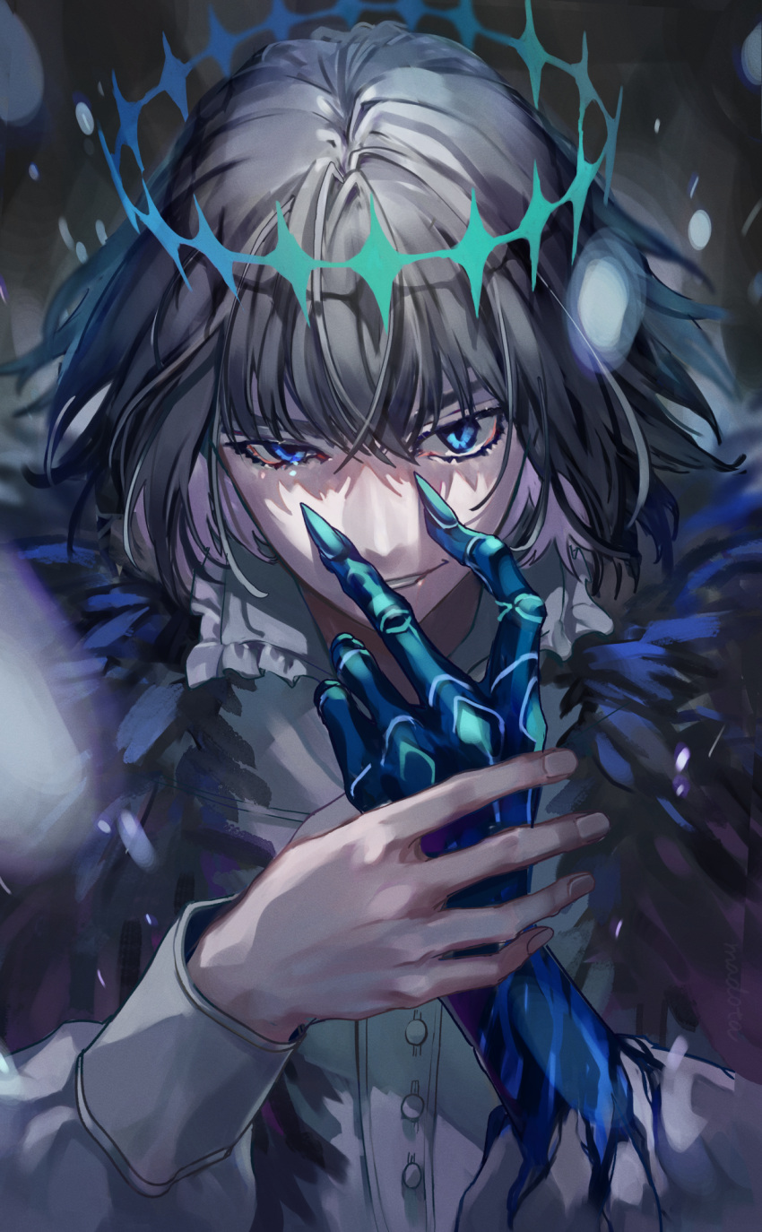 1boy, black_hair, blue_eyes, blue_skin, colored_skin, fate/grand_order, fate_(series), fingernails, fur_trim, grey_background, grin, highres, looking_at_viewer, madota_yuki, male_focus, oberon_(fate), shirt, smile, solo, spoilers, upper_body, white_shirt