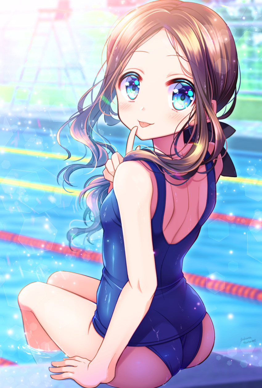 1girl, ass, back, bangs, bare_shoulders, black_bow, blue_eyes, blue_swimsuit, blush, bow, breasts, brown_hair, fate/grand_order, fate_(series), forehead, hair_bow, highres, leonardo_da_vinci_(fate), leonardo_da_vinci_(rider)_(fate), long_hair, looking_at_viewer, looking_back, one-piece_swimsuit, parted_bangs, ponytail, pool, poolside, sakura_tsubame, small_breasts, smile, solo, swimsuit, thighs, tongue, tongue_out, water