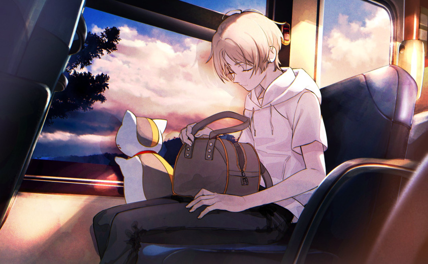 1boy, aki963852, bag, bent_over, black_shirt, blonde_hair, brown_cloak, cloak, hand_on_own_knee, highres, holding, holding_bag, hood, hoodie, light_rays, natsume_takashi, natsume_yuujinchou, nyanko, shirt, short_hair, sitting, sleeping, solo, sunset, white_hoodie