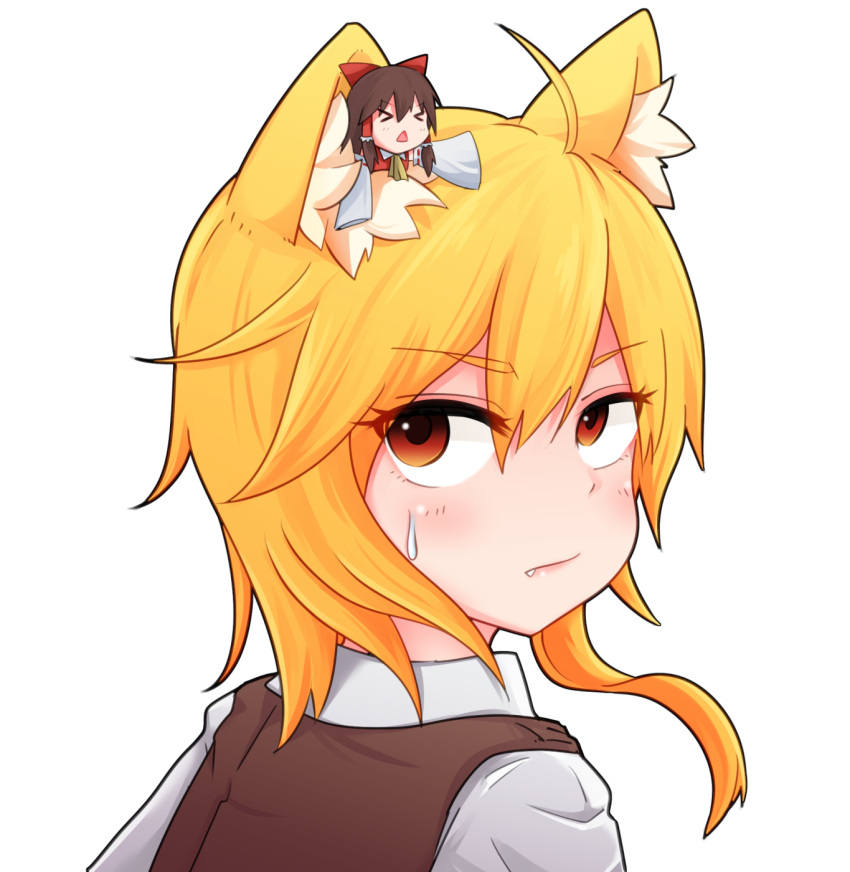 >_<, 2girls, ahoge, animal_ear_fluff, animal_ears, ascot, asymmetrical_hair, bangs