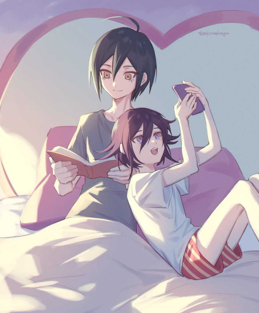 2boys, ahoge, arms_up, bangs, blanket, book, collarbone, danganronpa_(series), danganronpa_v3:_killing_harmony, ewa_(seraphhuiyu), eyelashes, fang, grey_shirt, hair_between_eyes, heart, highres, holding, holding_book, holding_phone, male_focus, male_underwear, multiple_boys, open_book, open_mouth, ouma_kokichi, phone, pillow, reading, red_male_underwear, saihara_shuuichi, shirt, short_hair, sitting, smile, striped_male_underwear, twitter_username, underwear, upper_teeth, white_shirt, yellow_male_underwear