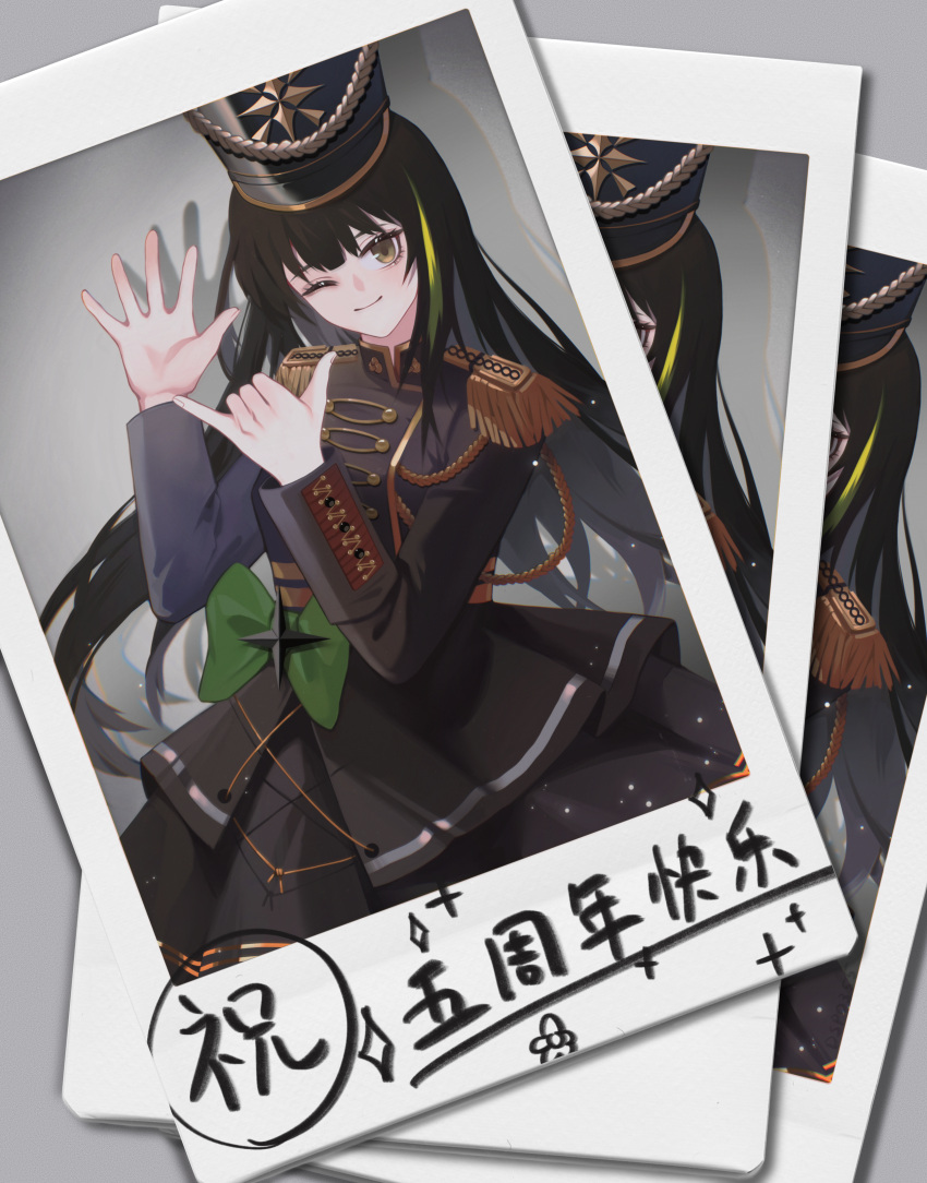 1girl, absurdres, black_hair, blush, bow, brown_eyes, closed_mouth, dsp0355, eyebrows_visible_through_hair, girls_frontline, green_bow, hand_up, hat, highres, long_hair, looking_at_viewer, m4a1_(girls'_frontline), marching_band, multicolored_hair, one_eye_closed, photo_(object), simple_background, smile, translation_request
