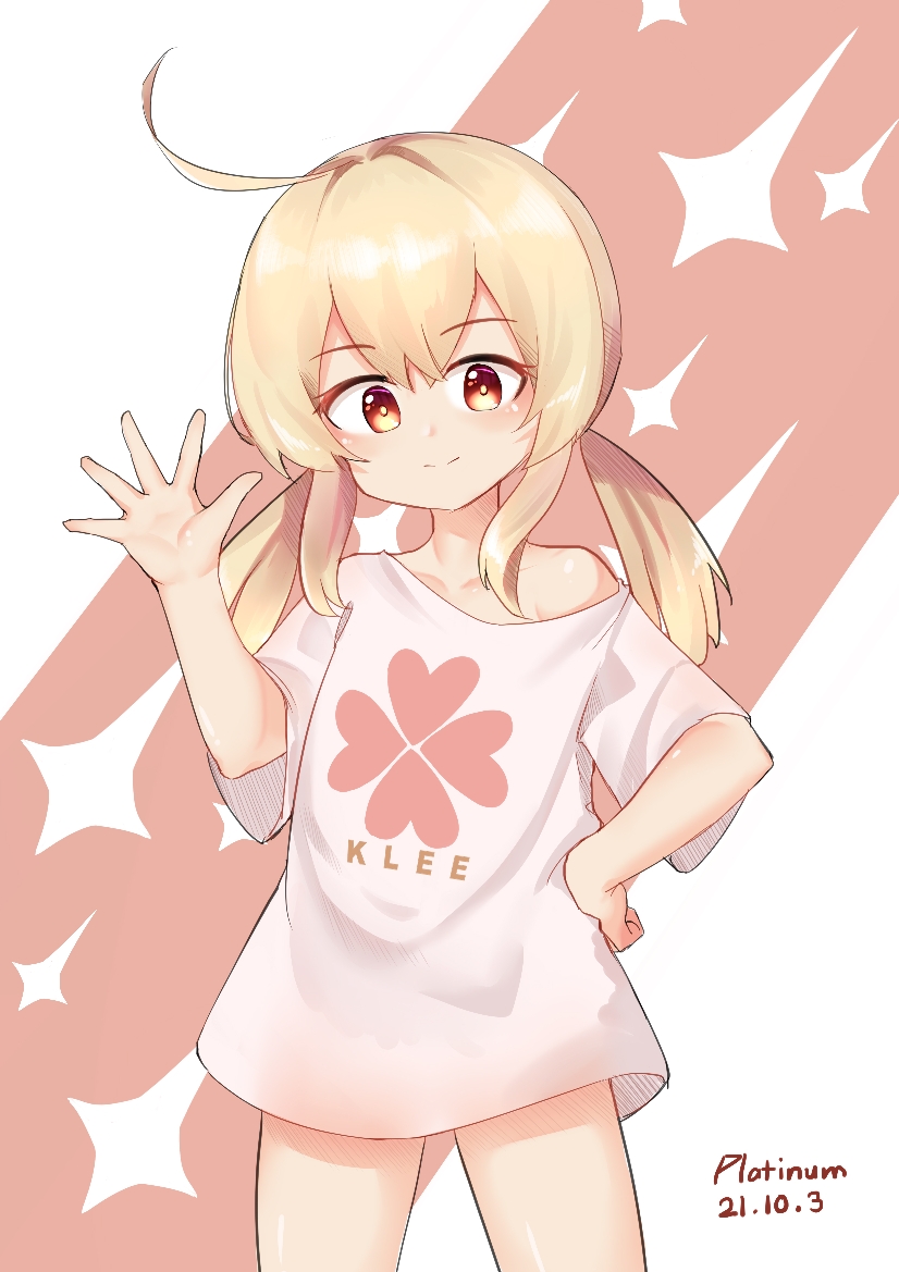 1girl, ahoge, alternate_costume, artist_name, bangs, casual, character_name, clover_print, collarbone, commentary_request, contemporary, dated, eyebrows_visible_through_hair, genshin_impact, hair_between_eyes, hand_on_hip, klee_(genshin_impact), light_brown_hair, long_hair, looking_at_viewer, low_twintails, orange_eyes, oversized_clothes, oversized_shirt, platinum-mix, pointy_ears, shirt, short_sleeves, sidelocks, simple_background, smile, solo, t-shirt, twintails, waving, white_background, white_shirt