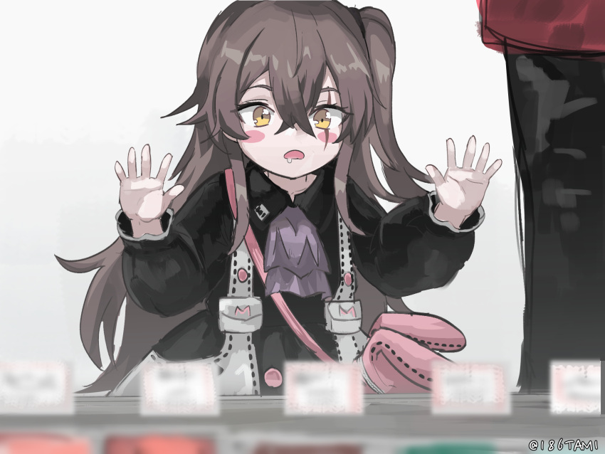1girl, bangs, black_coat, blurry, blurry_foreground, blush_stickers, child, coat, collared_coat, commentary_request, crossed_bangs, drooling, girls_frontline, hair_between_eyes, hands_on_glass, highres, korean_commentary, long_hair, long_sleeves, looking_down, min-tami, neckwear_request, one_side_up, open_mouth, pink_bag, purple_neckwear, scar, scar_across_eye, sidelocks, solo_focus, twitter_username, ump45_(girls'_frontline), white_background, yellow_eyes