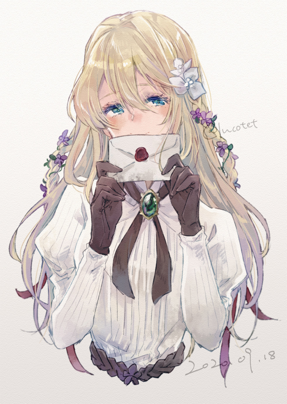 1girl, artist_name, bangs, blonde_hair, blue_eyes, blush, brooch, brown_gloves, closed_mouth, commentary_request, dated, dress, envelope, flower, gloves, hair_between_eyes, hair_flower, hair_intakes, hair_ornament, hair_ribbon, highres, holding, holding_envelope, holding_letter, jewelry, leather, leather_gloves, letter, long_sleeves, looking_at_viewer, miharuko_(kopera), no_jacket, puffy_long_sleeves, puffy_sleeves, purple_flower, red_ribbon, ribbon, simple_background, smile, solo, upper_body, violet_evergarden, violet_evergarden_(series), white_background, white_dress, white_flower