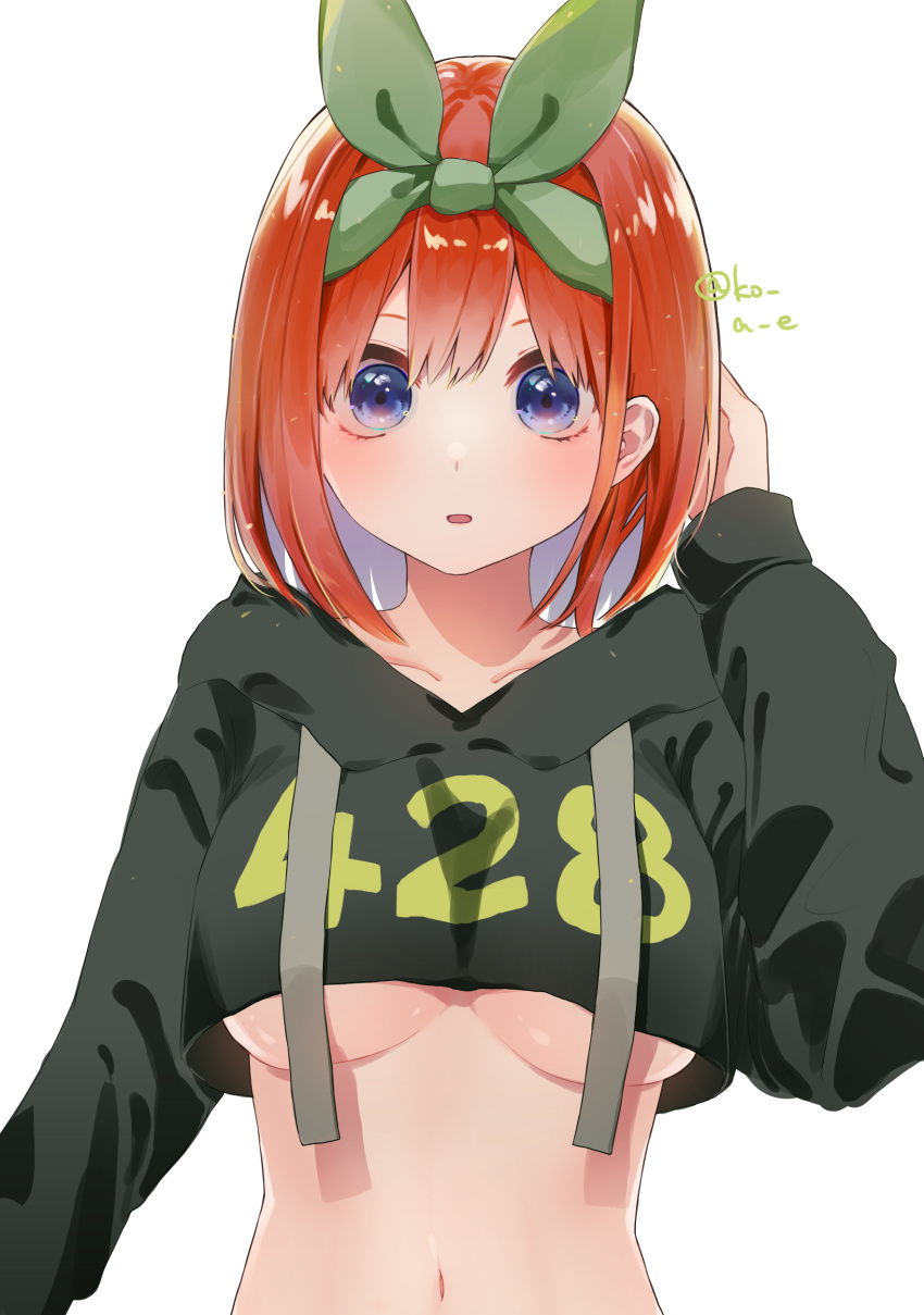 1girl, absurdres, arm_behind_head, arm_up, bangs, black_hoodie, blue_eyes, blush, breasts, clothes_writing, collarbone, commentary_request, cropped_hoodie, drawstring, eyebrows_behind_hair, go-toubun_no_hanayome, green_ribbon, hair_between_eyes, hair_ribbon, highres, hood, hood_down, hoodie, inami_koa, large_breasts, long_sleeves, looking_at_viewer, medium_hair, nakano_yotsuba, navel, open_mouth, orange_hair, ribbon, sidelocks, simple_background, solo, standing, stomach, twitter_username, under_boob, upper_body, white_background