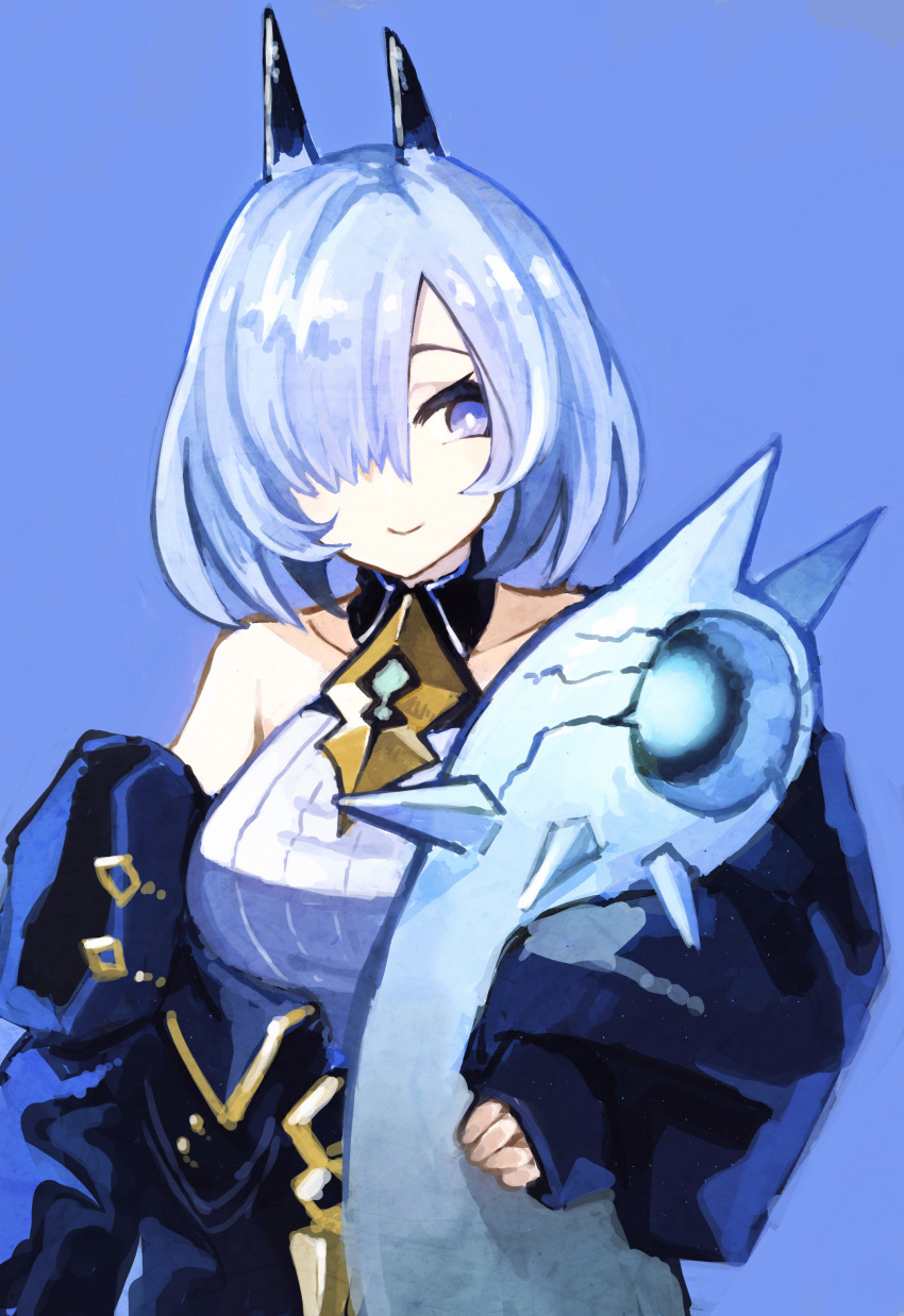 1girl, absurdres, alchemy_stars, bare_shoulders, bethel_(alchemy_stars), blue_background, blue_hair, collarbone, commentary_request, creature, detached_sleeves, hair_over_one_eye, halterneck, highres, horns, puffy_sleeves, shirt, short_hair, sleeves_past_wrists, smile, solo, tian_zhi_shi_shi, upper_body, white_shirt