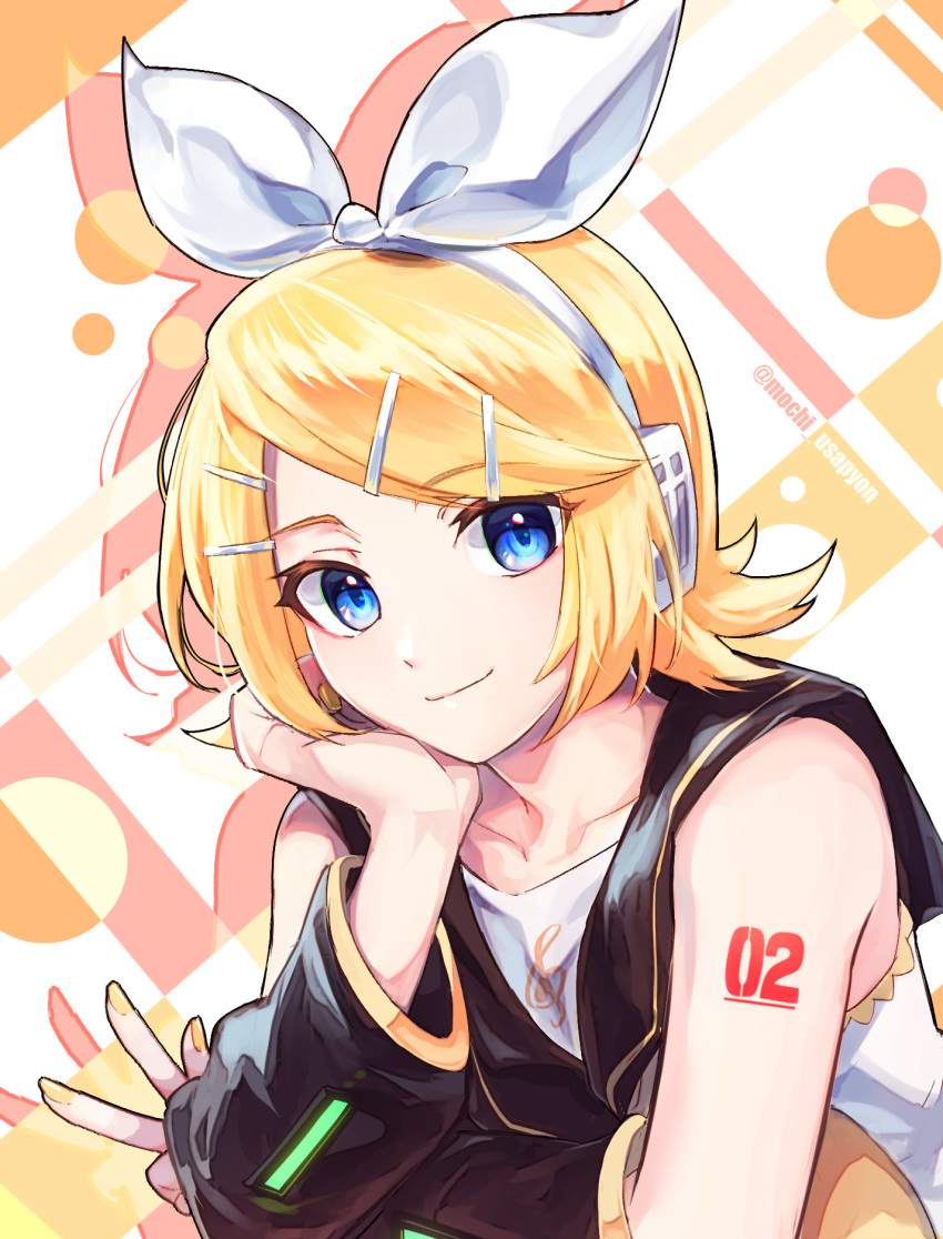 1girl, akihorisu, arm_support, bangs, bare_shoulders, black_collar, blonde_hair, blue_eyes, bow, collar, collarbone, collared_shirt, commentary, hair_bow, hair_ornament, hairclip, head_rest, highres, kagamine_rin, looking_at_viewer, sailor_collar, shirt, short_hair, shoulder_tattoo, sleeveless, sleeveless_shirt, sleeves_past_wrists, smile, solo, swept_bangs, tattoo, treble_clef, twitter_username, upper_body, vocaloid, w, white_bow, white_shirt