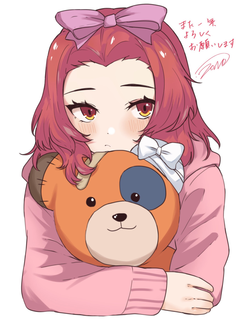 1girl, artist_name, blush, boko_(girls_und_panzer), bow, closed_mouth, commentary_request, frown, girls_und_panzer, hair_bow, highres, holding, holding_staff, hood, hoodie, long_hair, looking_at_viewer, magenta_t-shirt, medium_hair, orange_eyes, pink_hoodie, pink_t-shirt, purple_bow, redhead, rosehip_(girls_und_panzer), signature, simple_background, solo, staff, stuffed_animal, stuffed_toy, teddy_bear, white_background, zono_(inokura_syuzo029)