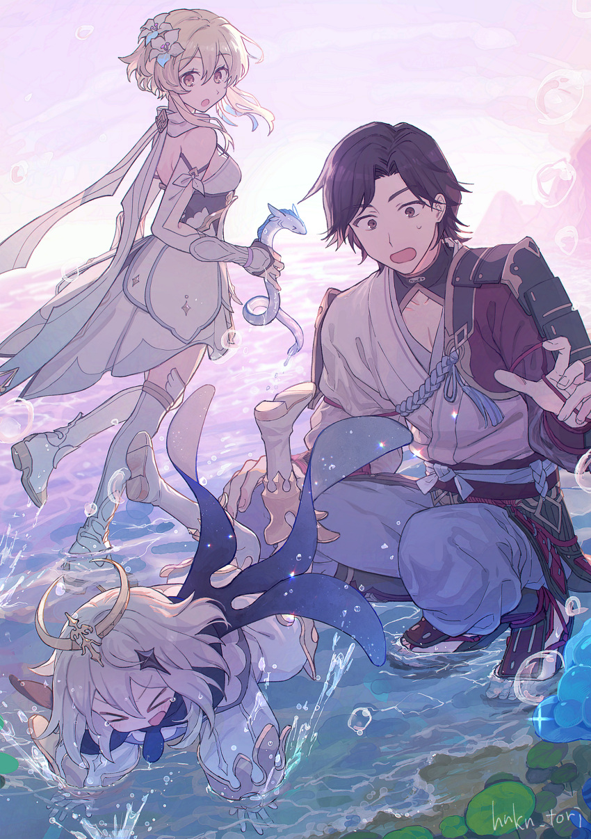 >_<, 1boy, 2girls, absurdres, armor, bangs, black_hair, boots, closed_eyes, commentary_request, detached_sleeves, dress, eel, eyebrows_visible_through_hair, flower, genshin_impact, gnsn_tori, hair_between_eyes, hair_flower, hair_ornament, halo, highres, holding, japanese_armor, japanese_clothes, lily_pad, long_sleeves, lumine_(genshin_impact), multiple_girls, open_mouth, outdoors, paimon_(genshin_impact), short_hair_with_long_locks, sparkle, squatting, standing, sweat, teppei_(genshin_impact), thigh-highs, thigh_boots, twitter_username, water, white_dress, white_flower, white_footwear, white_hair, yellow_eyes