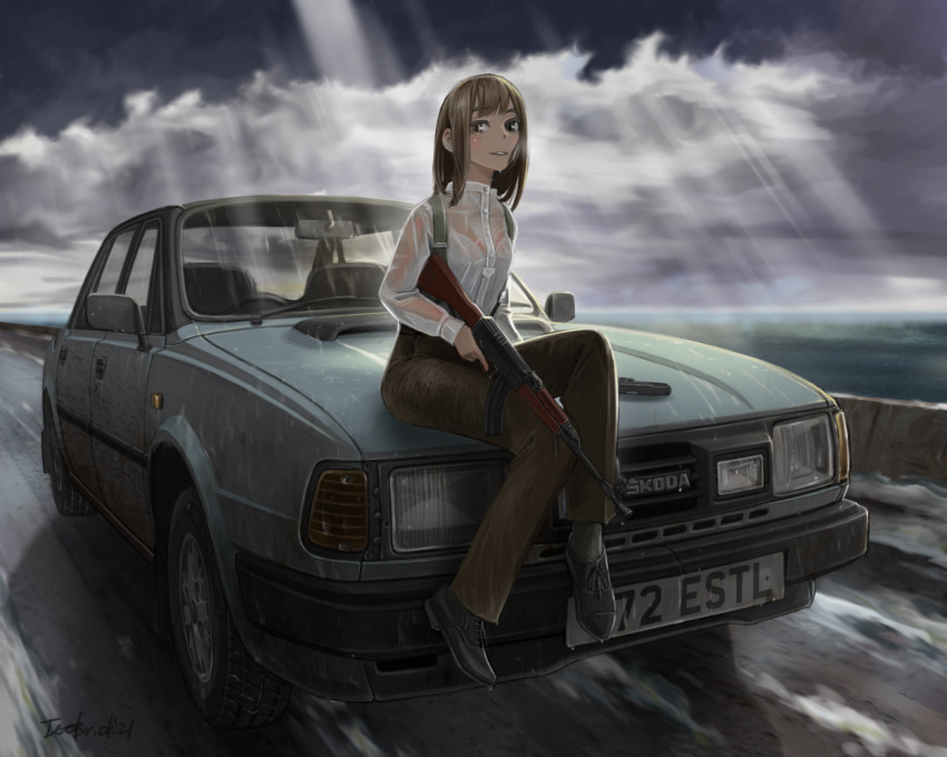 1girl, ak-47, assault_rifle, black_pants, brown_eyes, brown_hair, brown_pants, car, clouds, cloudy_sky, ground_vehicle, gun, hair_behind_ear, handgun, headlight, holding, holding_gun, holding_weapon, jettoburikku, kalashnikov_rifle, looking_at_viewer, medium_hair, motor_vehicle, on_vehicle, original, pants, pistol, rifle, skoda, sky, smile, solo, sunlight, vehicle_focus, weapon, wet, wet_clothes