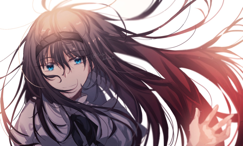 1girl, bangs, black_bow, black_bowtie, black_hairband, blue_eyes, bow, bowtie