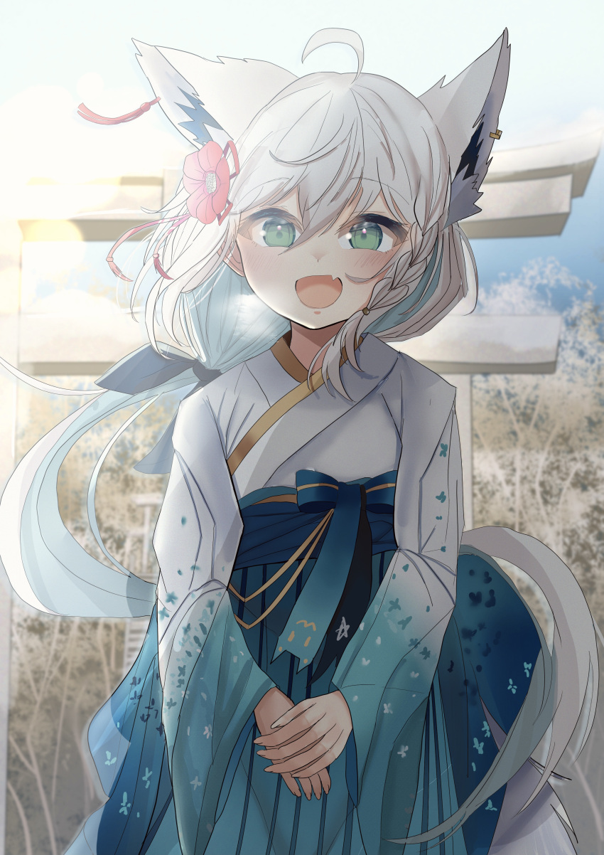 1girl, absurdres, ahoge, animal_ear_fluff, animal_ears, bangs, black_bow, blush, bow, braid, commentary_request, earrings, eyebrows_visible_through_hair, fang, floating_hair, fox_ears, fox_girl, fox_tail, green_eyes, hair_between_eyes, hair_bow, hair_ornament, highres, hololive, japanese_clothes, jewelry, kimono, long_hair, looking_at_viewer, matudo_yuu, obi, open_mouth, outdoors, own_hands_together, sash, shirakami_fubuki, sidelocks, single_braid, skin_fang, solo, tail, torii, virtual_youtuber, white_hair