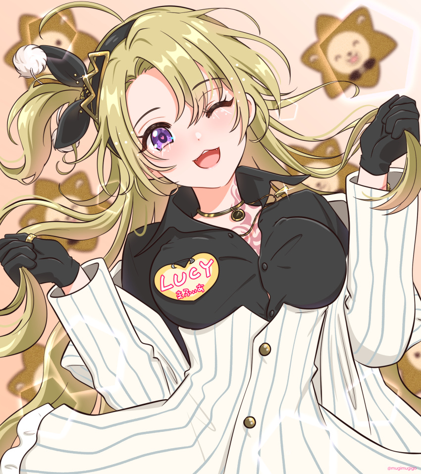 1girl, ;3, ;d, ahoge, augustus_(luca_kaneshiro), bangs, black_gloves, black_hairband, black_shirt, blonde_hair, blurry, blurry_background, brown_collar, buttons, chest_tattoo, collar, collared_shirt, commentary_request, copyright, fangs, genderswap, genderswap_(mtf), gloves, hair_ornament, hairband, hands_up, highres, holding, holding_hair, jacket, jewelry, long_hair, looking_at_viewer, luca_kaneshiro, lucy_kaneshiro, mugimugigo, name_tag, necklace, nijisanji, nijisanji_en, off_shoulder, one_eye_closed, open_mouth, pink_background, pom_pom_(clothes), pom_pom_hair_ornament, shirt, short_hair, side_ponytail, smile, solo, swept_bangs, tattoo, upper_body, violet_eyes, virtual_youtuber, white_jacket