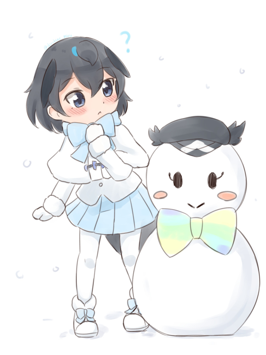 1girl, :>, :<, ?, absurdres, arctic_fox_(kemono_friends), arctic_fox_(kemono_friends)_(cosplay), bangs, black_hair, blue_bow, blue_bowtie, blue_eyes, blue_skirt, blush, blush_stickers, bow, bowtie, capelet, character_snowman, cosplay, eyebrows_visible_through_hair, eyes_visible_through_hair, full_body, fur-trimmed_sleeves, fur_trim, hair_between_eyes, hat, head_wings, highres, kemono_friends, long_sleeves, mittens, pantyhose, pleated_skirt, shiraha_maru, short_hair, simple_background, skirt, snowman, solo, superb_bird-of-paradise_(kemono_friends), western_parotia_(kemono_friends), white_background, white_capelet, white_legwear, younger