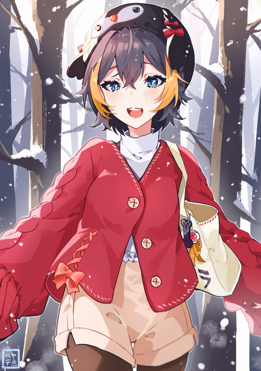 1girl, :3, absurdres, alternate_costume, bare_tree, beige_shorts, beret, black_hair, black_headwear, black_legwear, blue_eyes, breasts, hat, hayate_fish, highres, jacket, medium_breasts, multicolored_hair, nijisanji, nijisanji_en, open_mouth, orange_hair, pantyhose, petra_gurin, red_jacket, short_hair, smile, snow, snowing, solo, streaked_hair, sweater, tote_bag, tree, virtual_youtuber, white_sweater