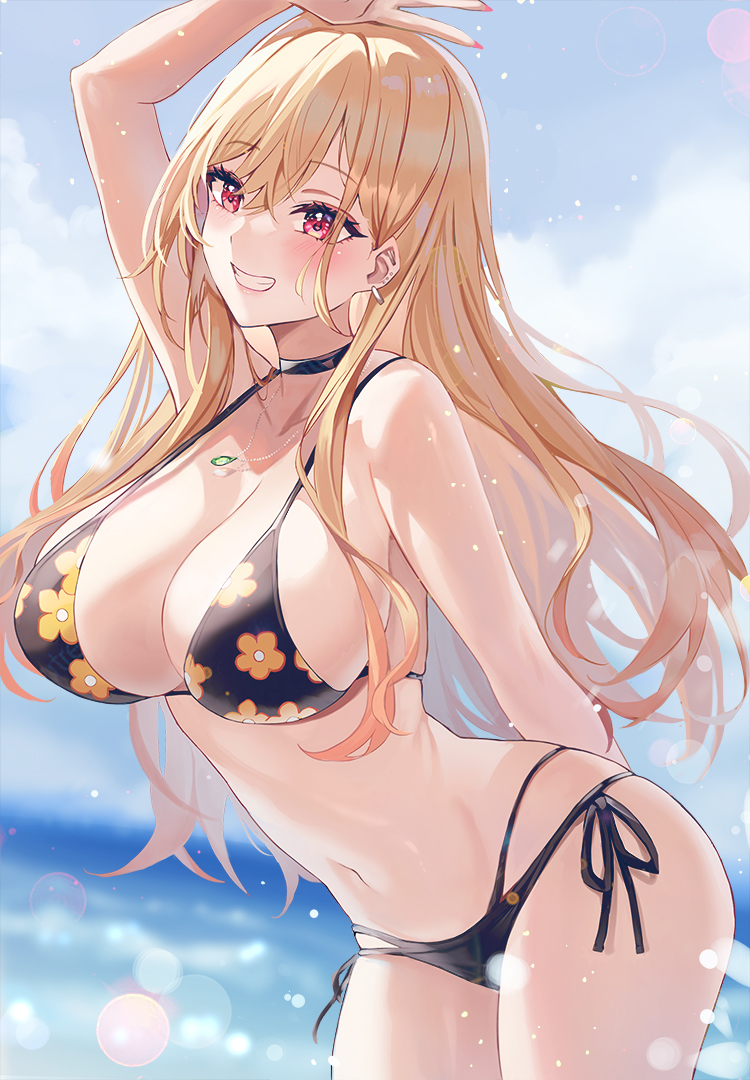 1girl, arm_behind_back, arm_up, bangs, barbell_piercing, bikini, black_bikini, black_choker, blonde_hair, blurry, blurry_background, blush, breasts, choker, commentary, cowboy_shot, day, doco_(doco3811), ear_piercing, earrings, floating_hair, floral_print, grin, jewelry, kitagawa_marin, large_breasts, leaning_forward, lens_flare, light_particles, long_hair, navel, necklace, outdoors, piercing, red_eyes, side-tie_bikini, smile, solo, sono_bisque_doll_wa_koi_wo_suru, stomach, straight_hair, swimsuit, water