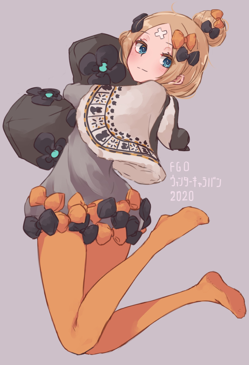 1girl, 2020, abigail_williams_(fate), absurdres, bangs, black_bow, blonde_hair, blue_eyes, blush, bow, breasts, closed_mouth, copyright_name, dress, fate/grand_order, fate_(series), forehead, grey_dress, hair_bow, hair_bun, highres, kopaka_(karda_nui), legs, long_hair, looking_at_viewer, looking_back, multiple_bows, multiple_hair_bows, no_shoes, orange_bow, orange_legwear, parted_bangs, sidelocks, small_breasts, smile, soles, winter_caravan_online_2021