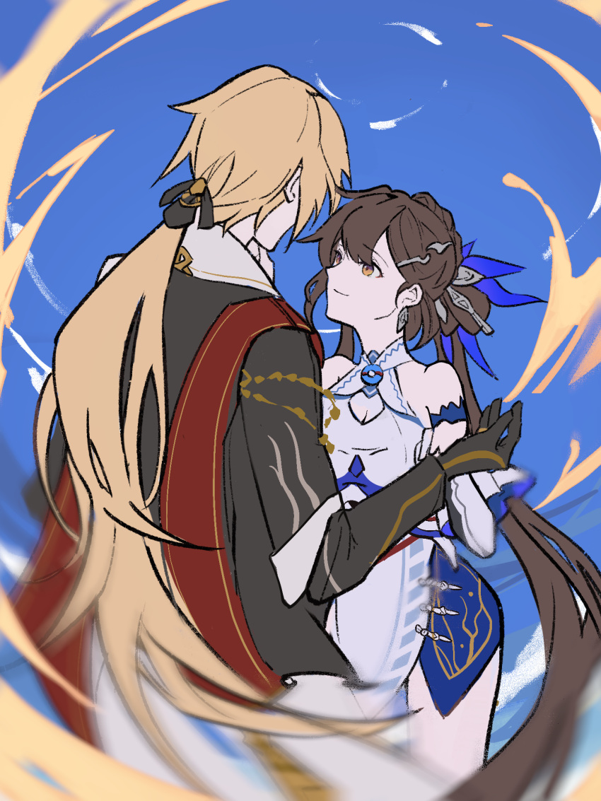 1boy, 1girl, back, bangs, bare_shoulders, black_gloves, blonde_hair, blue_background, brown_eyes, brown_hair, china_dress, chinese_clothes, closed_mouth, dress, gloves, hair_ornament, heisedemei, highres, honkai_(series), honkai_impact_3rd, jacket, li_sushang, looking_at_another, otto_apocalypse, ponytail, simple_background, sleeveless, sleeveless_dress, smile, white_dress, white_jacket